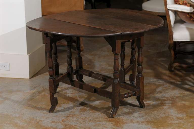 18th Century English Oak Gateleg Drop-Leaf Table with Turned Legs and Drake Feet For Sale 1