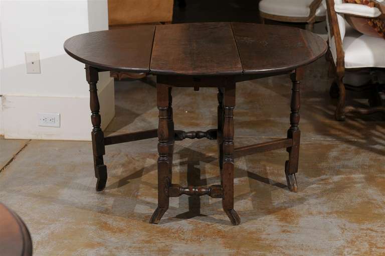 18th Century English Oak Gateleg Drop-Leaf Table with Turned Legs and Drake Feet For Sale 5
