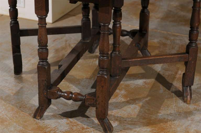 18th Century English Oak Gateleg Drop-Leaf Table with Turned Legs and Drake Feet For Sale 6