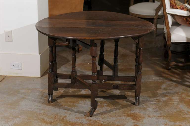 18th Century English Oak Gateleg Drop-Leaf Table with Turned Legs and Drake Feet For Sale 2