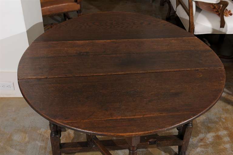 18th Century English Oak Gateleg Drop-Leaf Table with Turned Legs and Drake Feet For Sale 7