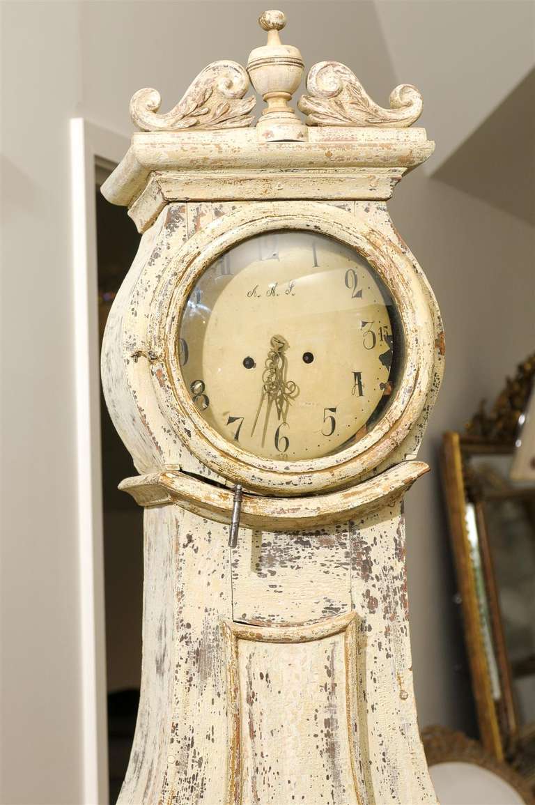 1820s Swedish Longcase Painted and Carved Mora Clock with Carved Crest In Excellent Condition In Atlanta, GA