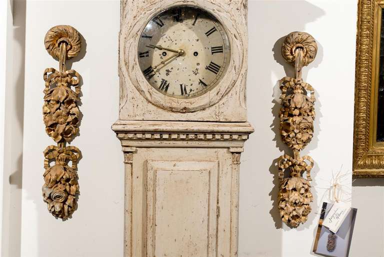 Pair of French 1750s Carved Giltwood Appliques with Garlands and Bows 4