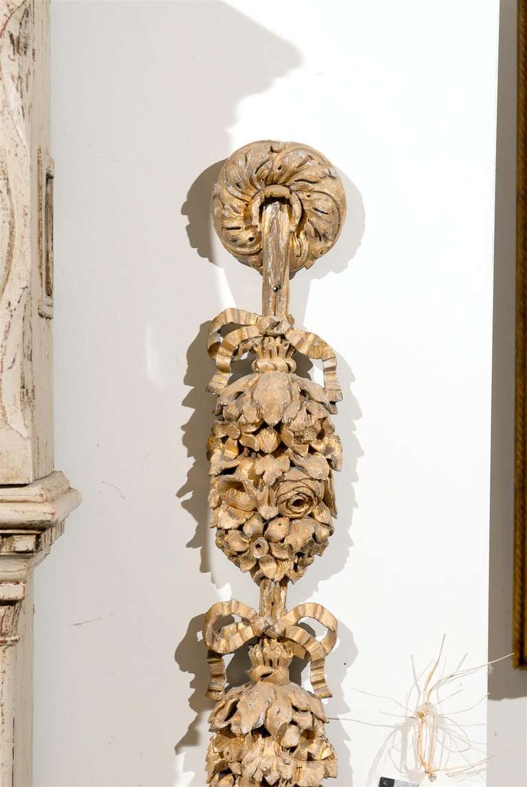 Pair of French 1750s Carved Giltwood Appliques with Garlands and Bows In Good Condition In Atlanta, GA
