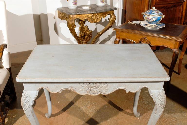 Swedish Rococo Revival Painted Wood Side Table with Scalloped Apron, circa 1890 For Sale 2