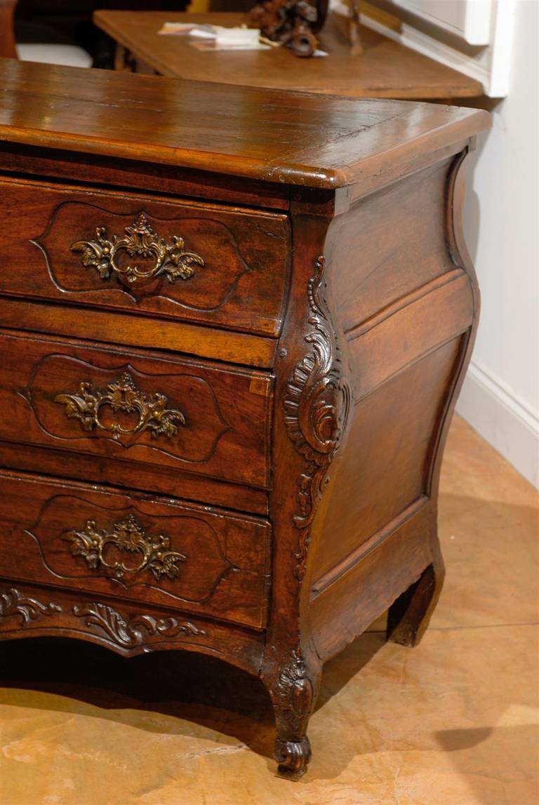 French 1730s Louis XV Walnut Three-Drawer Bombé Commode with Original Hardware 3