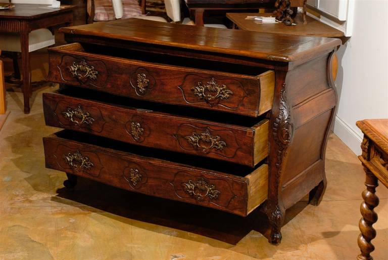 French 1730s Louis XV Walnut Three-Drawer Bombé Commode with Original Hardware 1