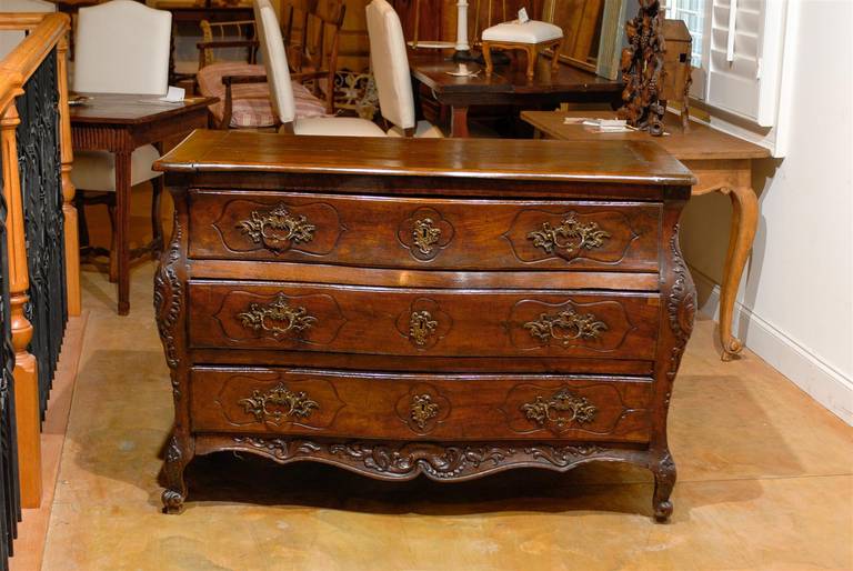 French 1730s Louis XV Walnut Three-Drawer Bombé Commode with Original Hardware 4