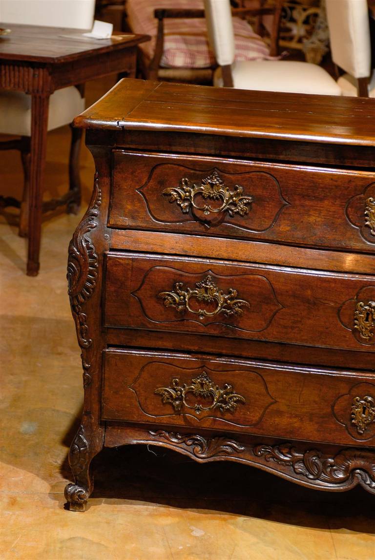French 1730s Louis XV Walnut Three-Drawer Bombé Commode with Original Hardware In Good Condition In Atlanta, GA