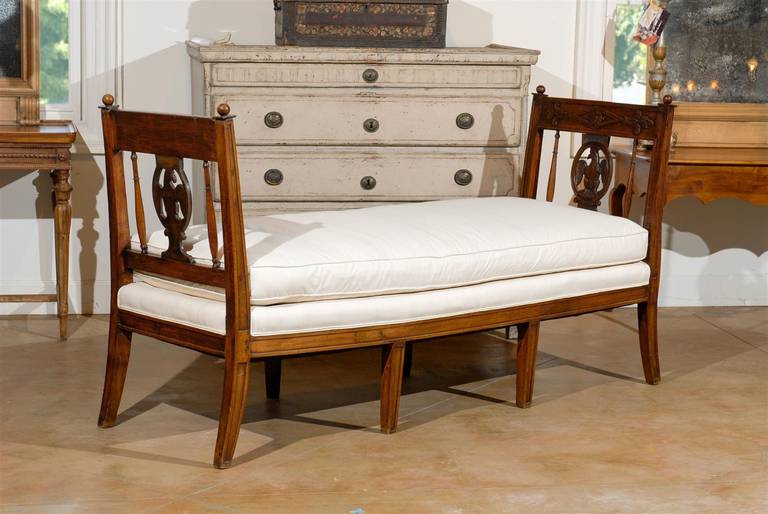 French 1890s Backless Wooden Bench with Upholstered Seat and Hand-Carved Eagles