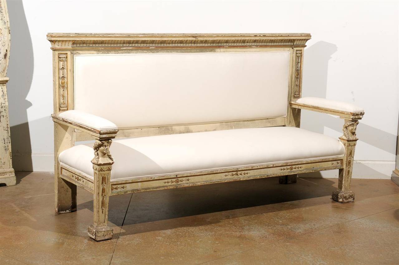 A Tuscan neoclassical upholstered carved wood bench from the early 19th century. Coming from an Italian villa in Siena, this bench was built in the 1820s during the elegant neoclassical period. Featuring a tall straight solid upholstered back, the
