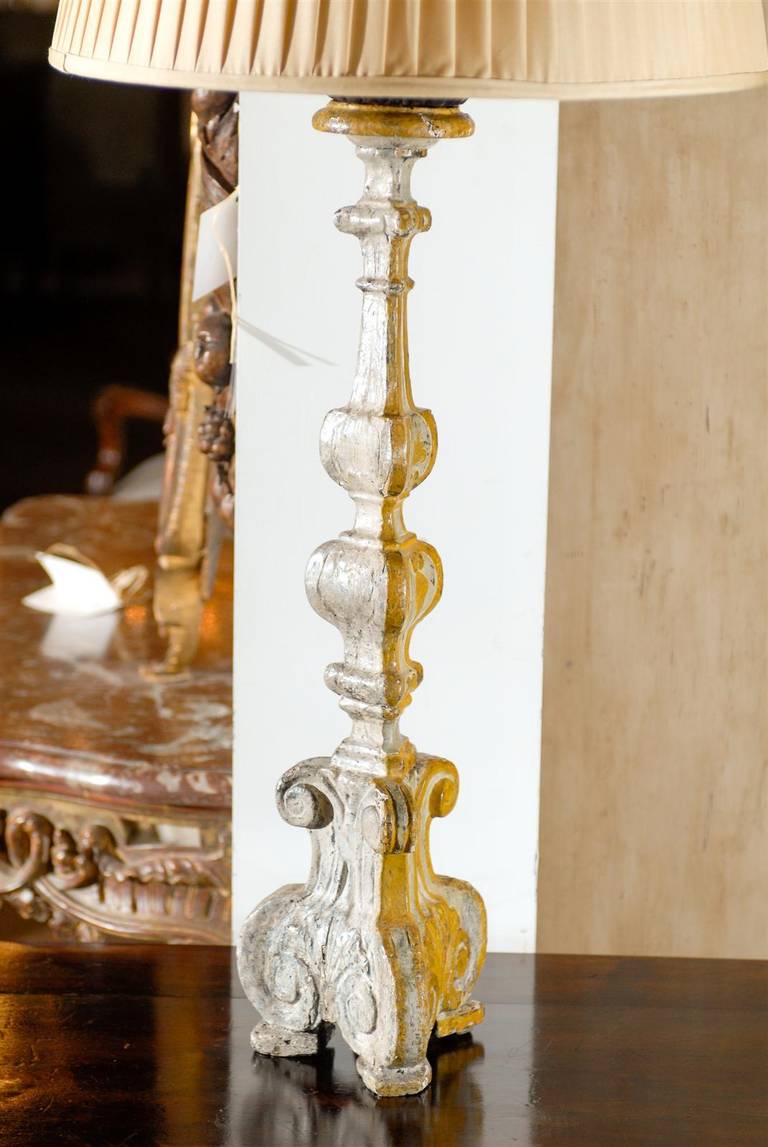 Französische Kerzenständerlampe im französischen Barockstil aus den 1870er Jahren, geschnitzt, bemalt und vergoldet im Angebot 1