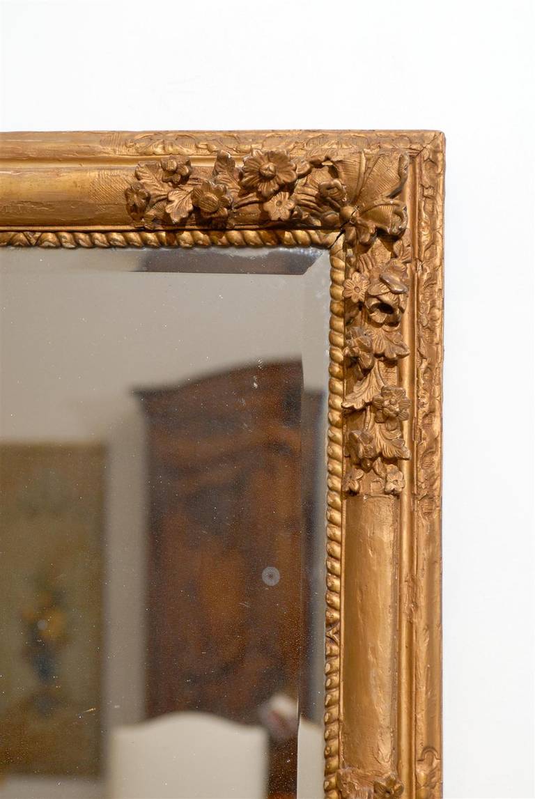 French Late 18th Century Régence Style Carved Mirror with Floral Decor 1