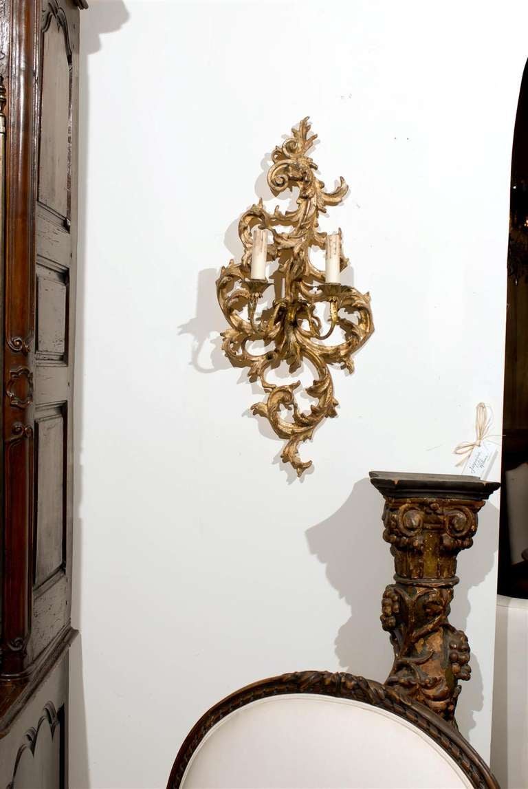 Ein Paar französischer Rokoko-Revival-Wandleuchter aus vergoldetem Holz aus der Mitte des 19. Dieses Paar französischer vergoldeter Wandleuchter entstand in den Jahren nach der Ankunft des Zweiten Kaiserreichs mit Napoleon III. als Herrscher. Als