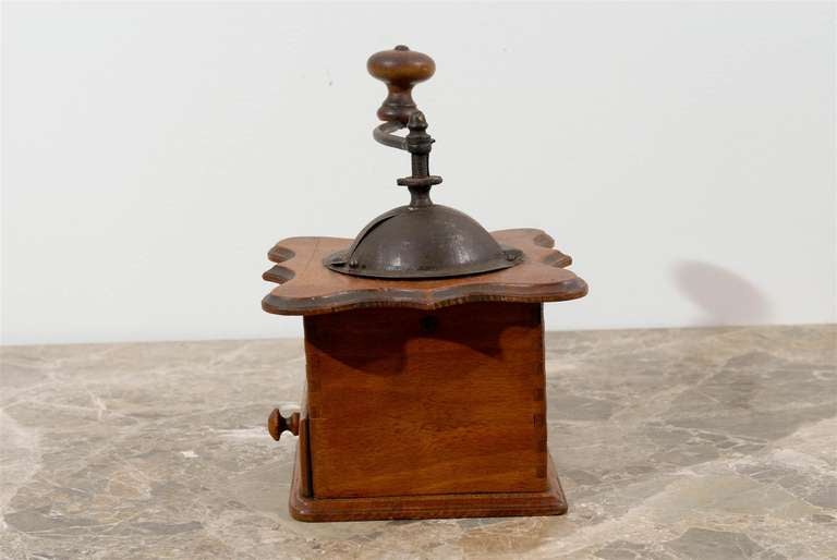 Legno Macinacaffè rustico francese della fine del XIX secolo con sommità sagomata e manico verde
