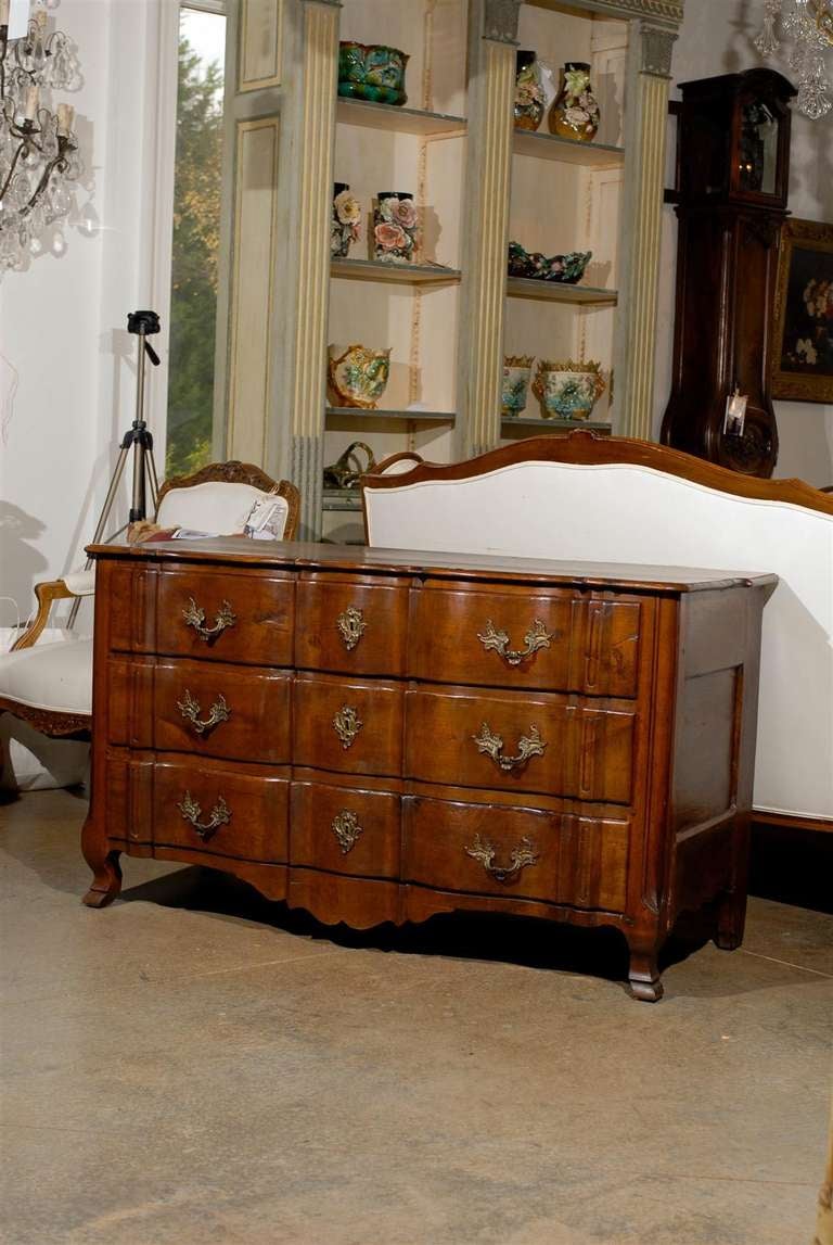 French Mid-18th Century Louis XV Period Walnut Commode en Arbalète from Provence In Good Condition In Atlanta, GA