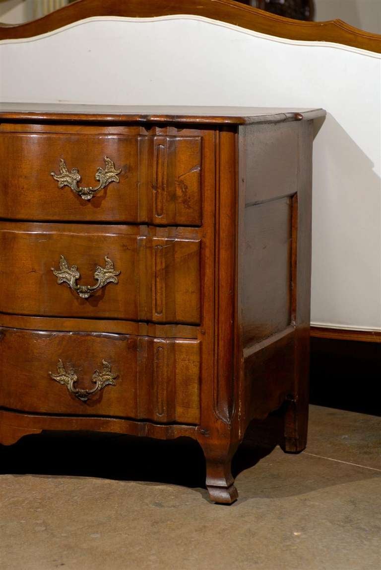 French Mid-18th Century Louis XV Period Walnut Commode en Arbalète from Provence 3