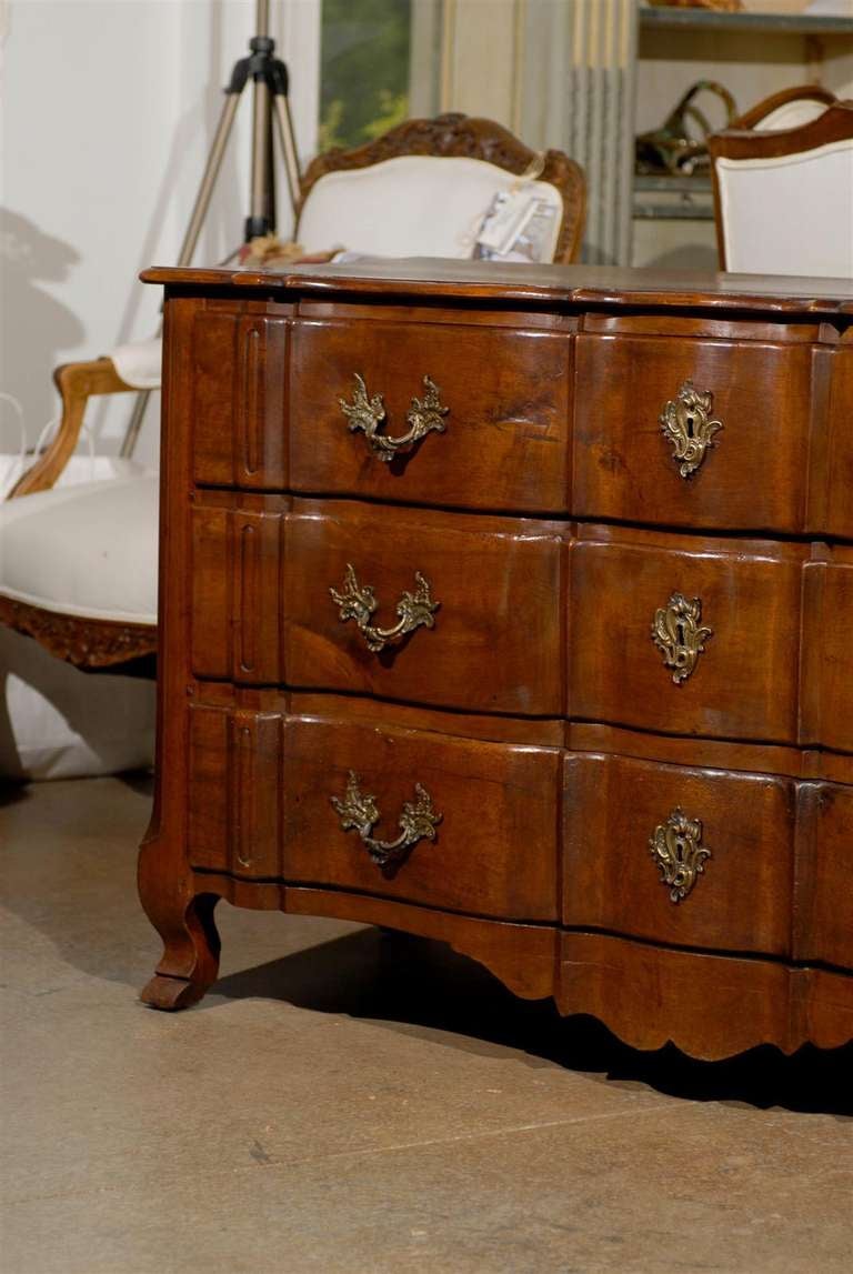 French Mid-18th Century Louis XV Period Walnut Commode en Arbalète from Provence 2