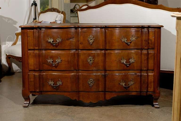 Wood French Mid-18th Century Louis XV Period Walnut Commode en Arbalète from Provence
