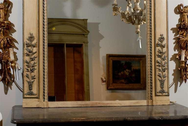 Miroir Trumeau de style Louis XVI français des années 1810 peint et doré avec motifs floraux en vente 2