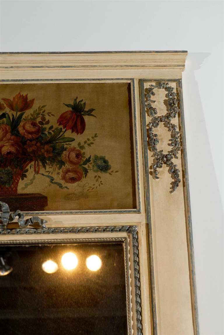 Doré Miroir Trumeau de style Louis XVI français des années 1810 peint et doré avec motifs floraux en vente