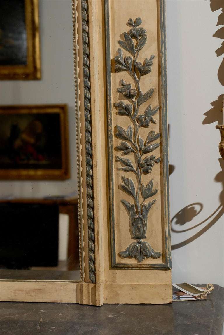 Miroir Trumeau de style Louis XVI français des années 1810 peint et doré avec motifs floraux en vente 3