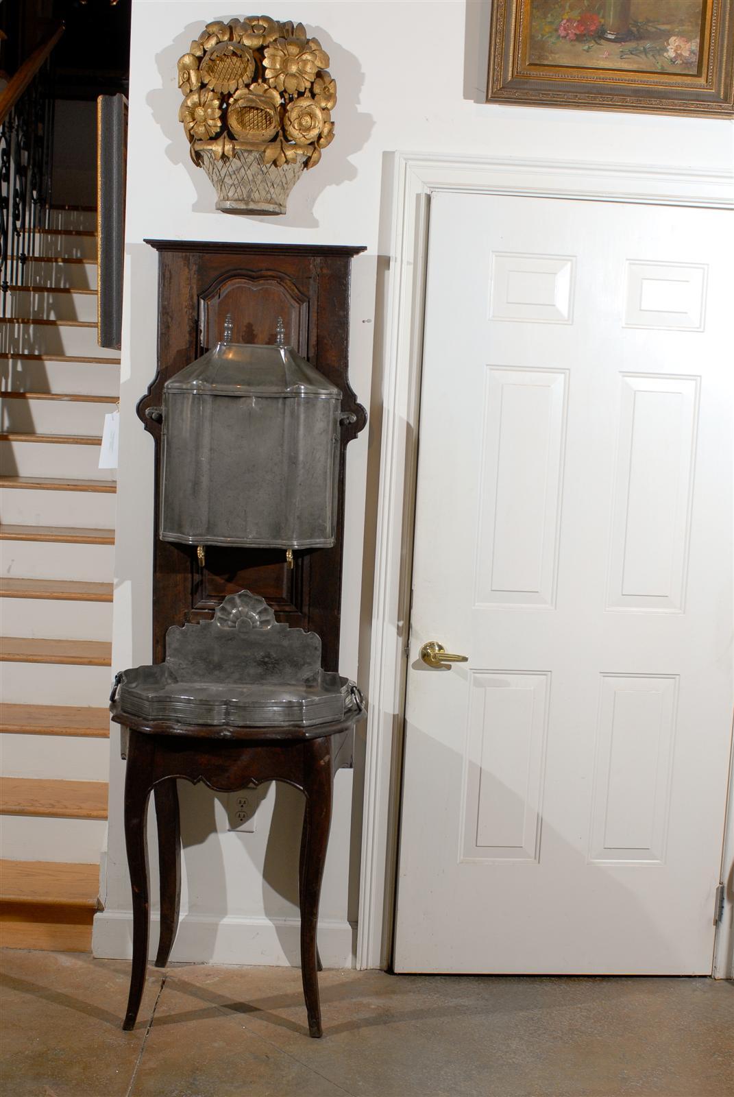 French Restauration, 1830s, Pewter Two-Part Lavabo Mounted on Walnut Stand In Good Condition In Atlanta, GA