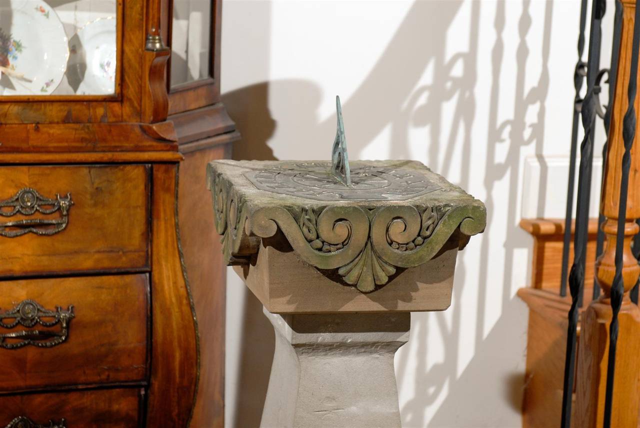 Englischer Sundial aus dem späten 19. Jahrhundert mit geschnitzter Platte aus Kalkstein und Bronze im Angebot 2
