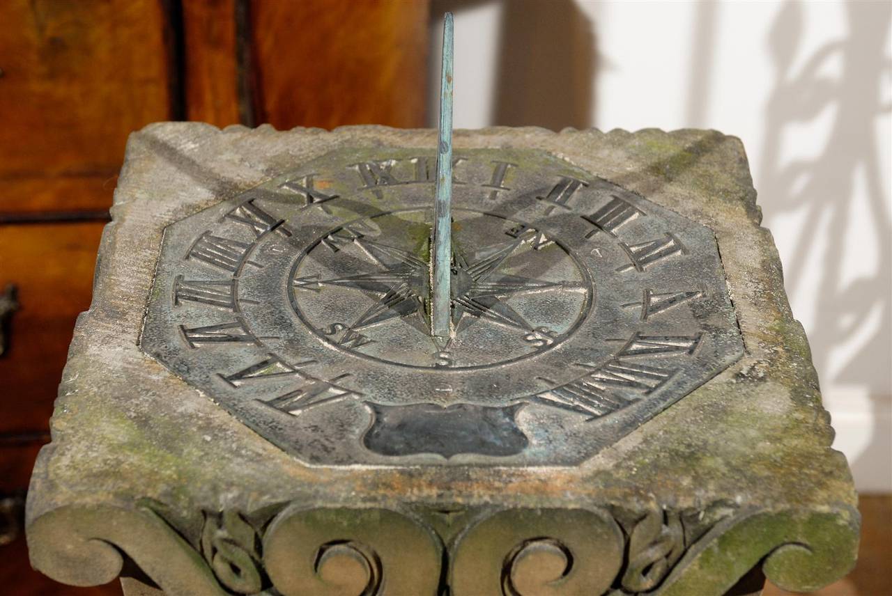 Englischer Sundial aus dem späten 19. Jahrhundert mit geschnitzter Platte aus Kalkstein und Bronze im Zustand „Gut“ im Angebot in Atlanta, GA