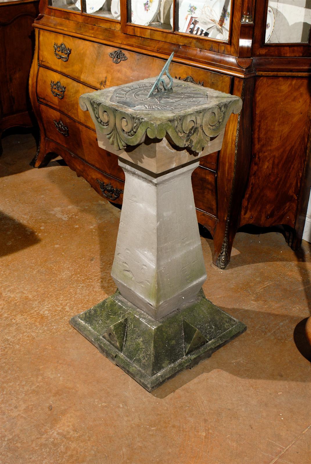 Englischer Sundial aus dem späten 19. Jahrhundert mit geschnitzter Platte aus Kalkstein und Bronze im Angebot 4