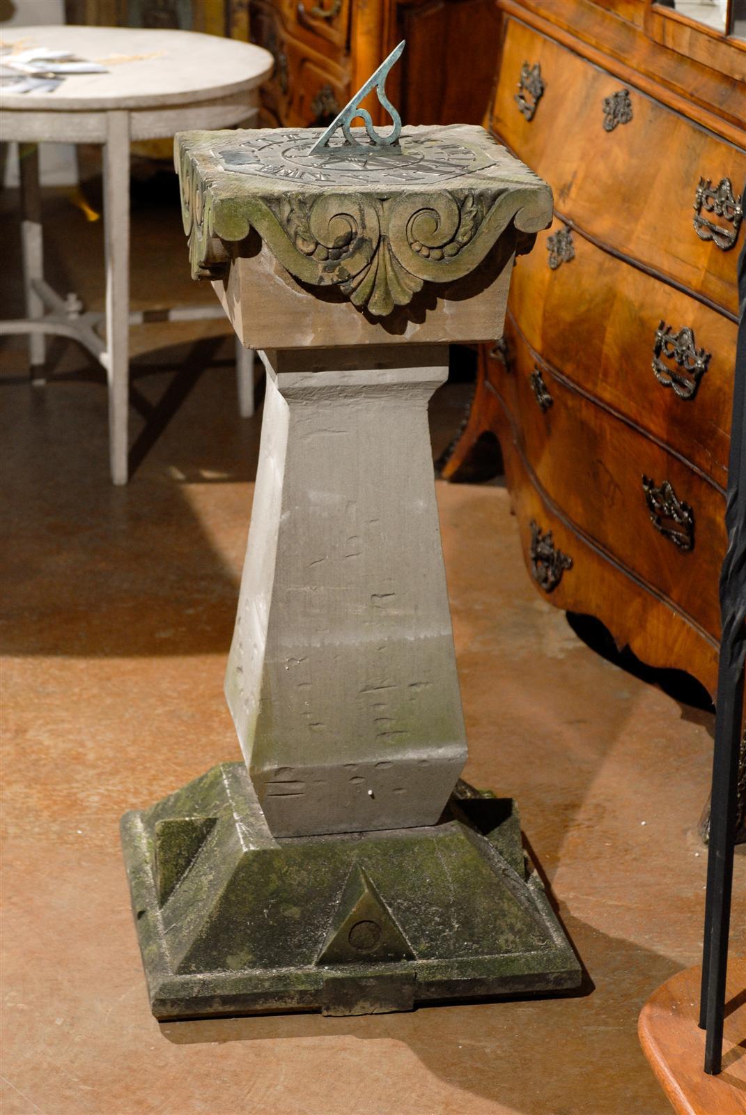 Englischer Sundial aus dem späten 19. Jahrhundert mit geschnitzter Platte aus Kalkstein und Bronze im Angebot 1