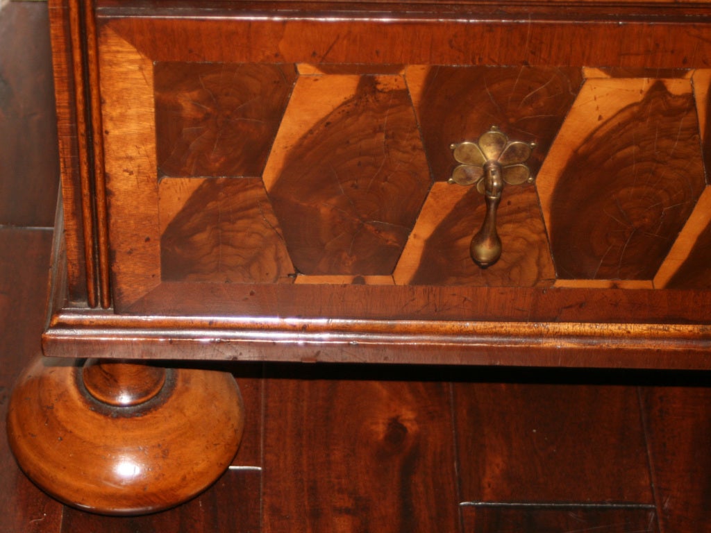 Chest of Drawers 'Oyster' Veneer In Excellent Condition In Roswell, GA
