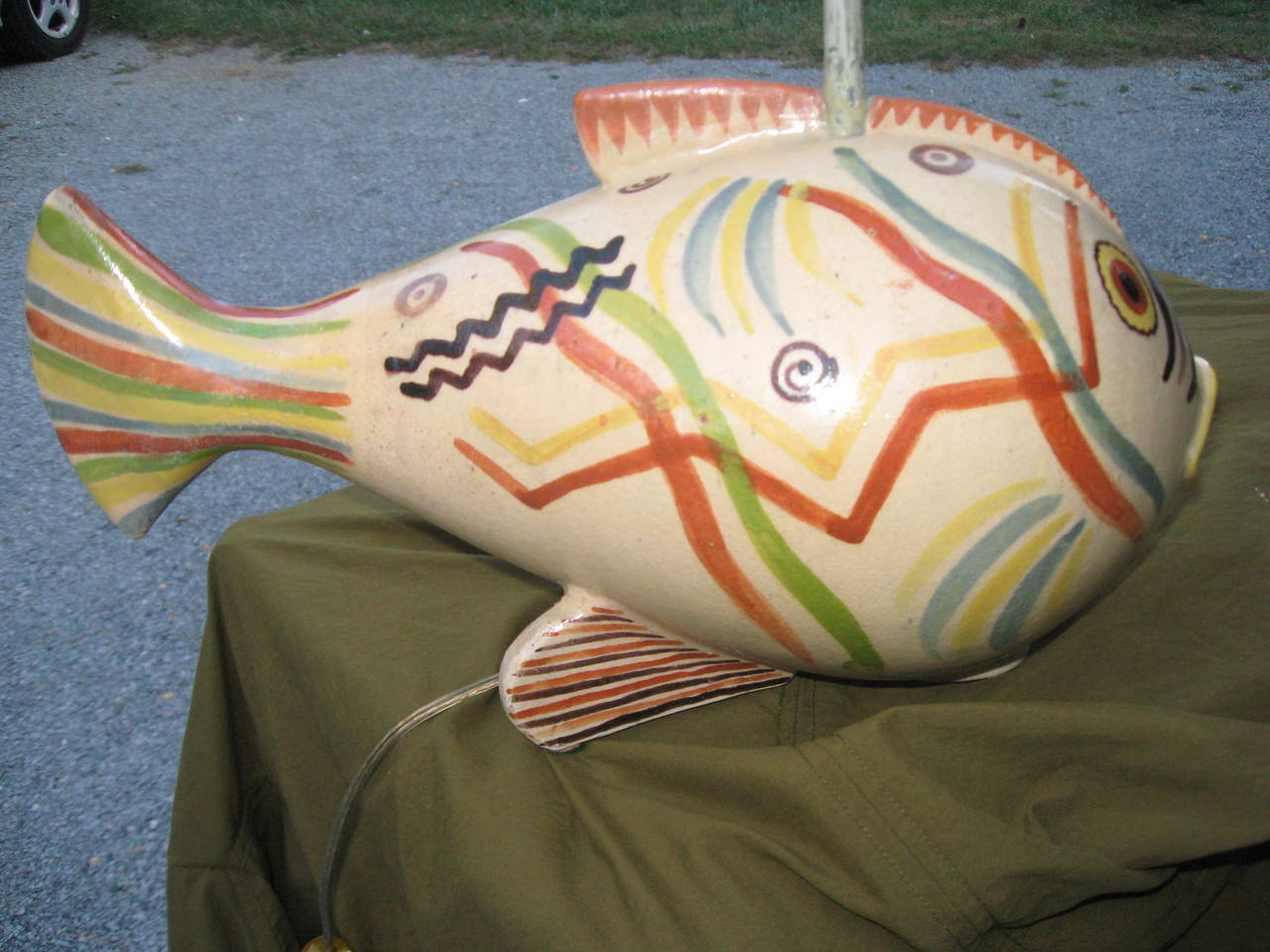 Lampe à poisson Art Déco en poterie peinte à la main à la manière de Clarice Cliff. 
Mesures du poisson : L 15,5
