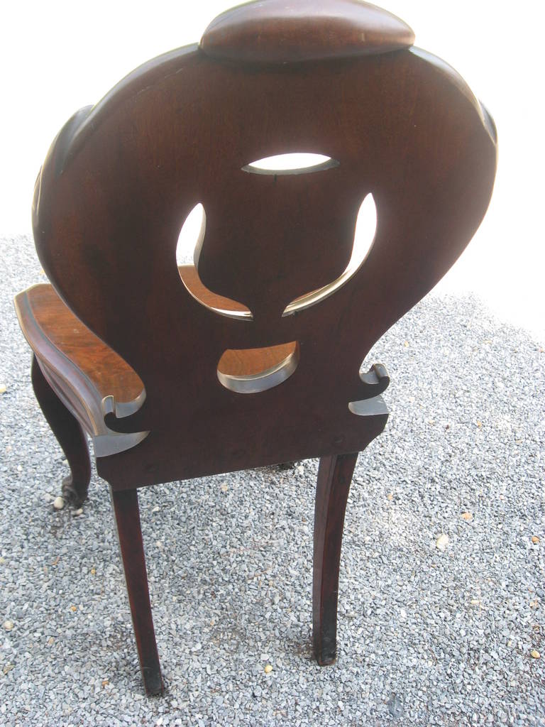 Paire de chaises d'entrée anglaises en acajou du 19ème siècle Excellent état - En vente à Water Mill, NY