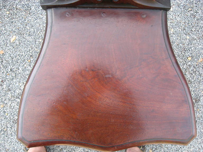 Paire de chaises d'entrée anglaises en acajou du 19ème siècle en vente 2
