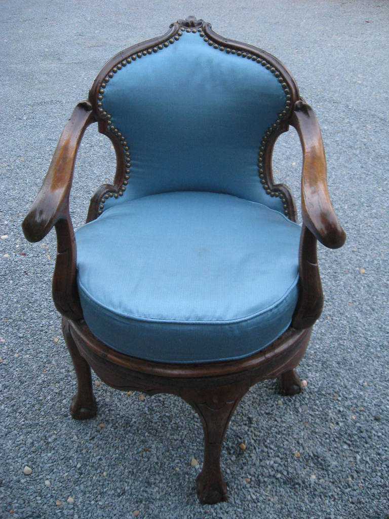 Italian 19th century silk upholstered carved wood swivel armchair with loose cushion.
Silk in very good condition no spotting