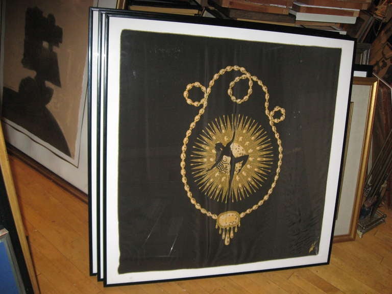 Erte Firmado, años 80 Cuatro pañuelos de seda enmarcados Lucite en venta