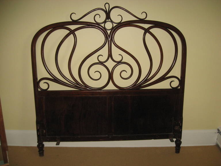 Lit double Thonet du 19ème siècle. Tête de lit:: pied de lit et deux barrières latérales. 
Bois en merveilleuse patine d'origine. Mesures de la tête de lit : H 56.50