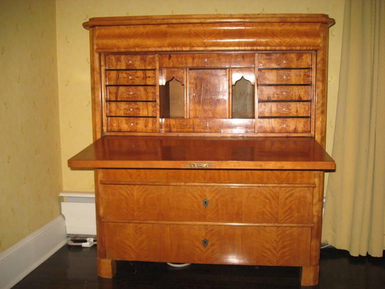19th century Swedish Biedermeier secretaire a abattant, birch desk/chest with three drawers and key in great condition.