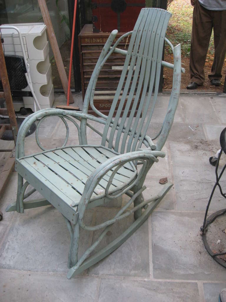 Sedia a dondolo vintage in ramoscello americano Adirondack dipinta.