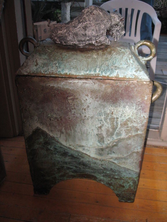 Boîte recouverte de bronze de 28 pouces avec buffle, signée pour le support bois/porte-bougies de cheminée Bon état - En vente à Water Mill, NY