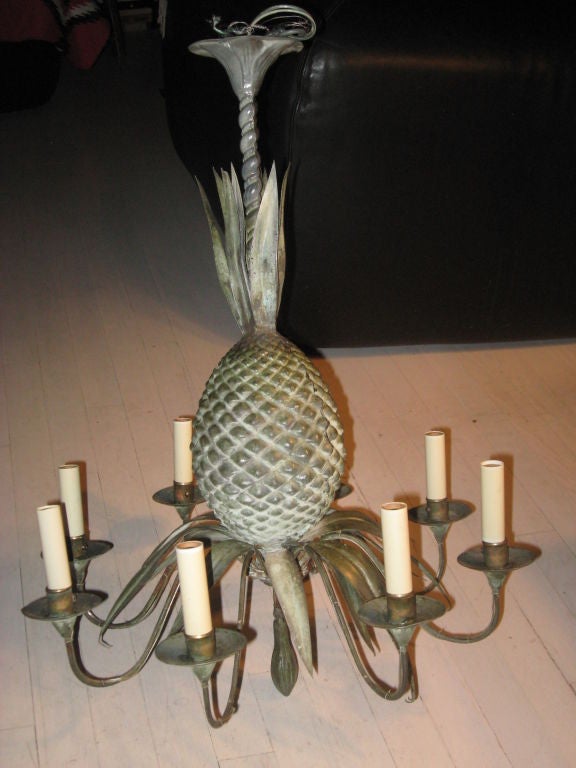 Lustre à six bras en forme d'ananas en étain du milieu du siècle avec patine grise d'origine....electrifié.
