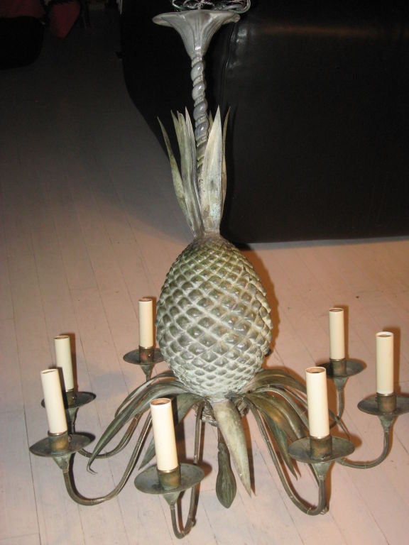 Sechsarmiger Kronleuchter aus Zinn mit Ananas aus der Mitte des Jahrhunderts (amerikanisch) im Angebot