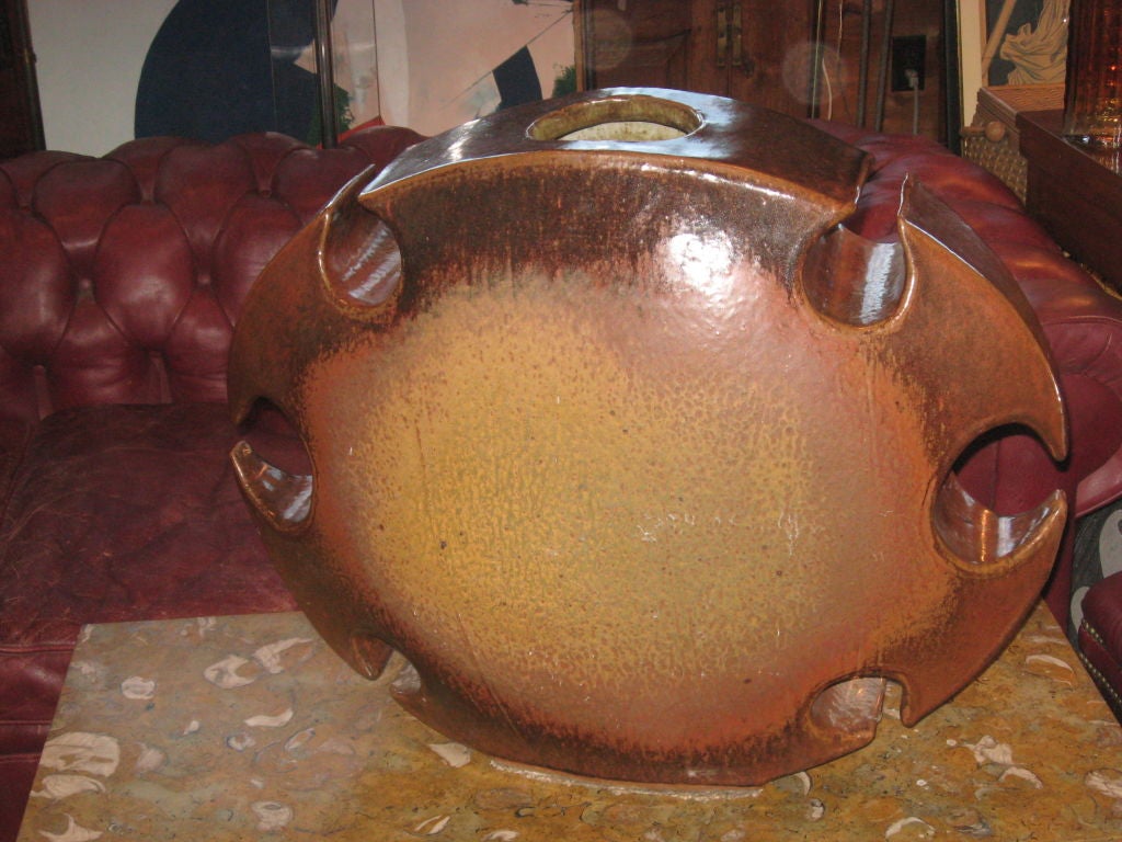 Monumental vase en poterie fabriqué à la main au milieu du siècle dernier.