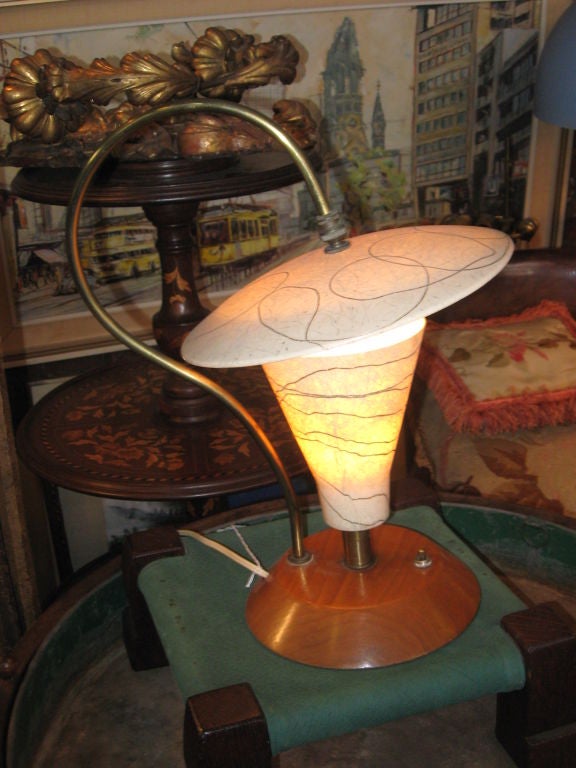 Lampe aus Harz und Holz aus der Mitte des Jahrhunderts (amerikanisch) im Angebot