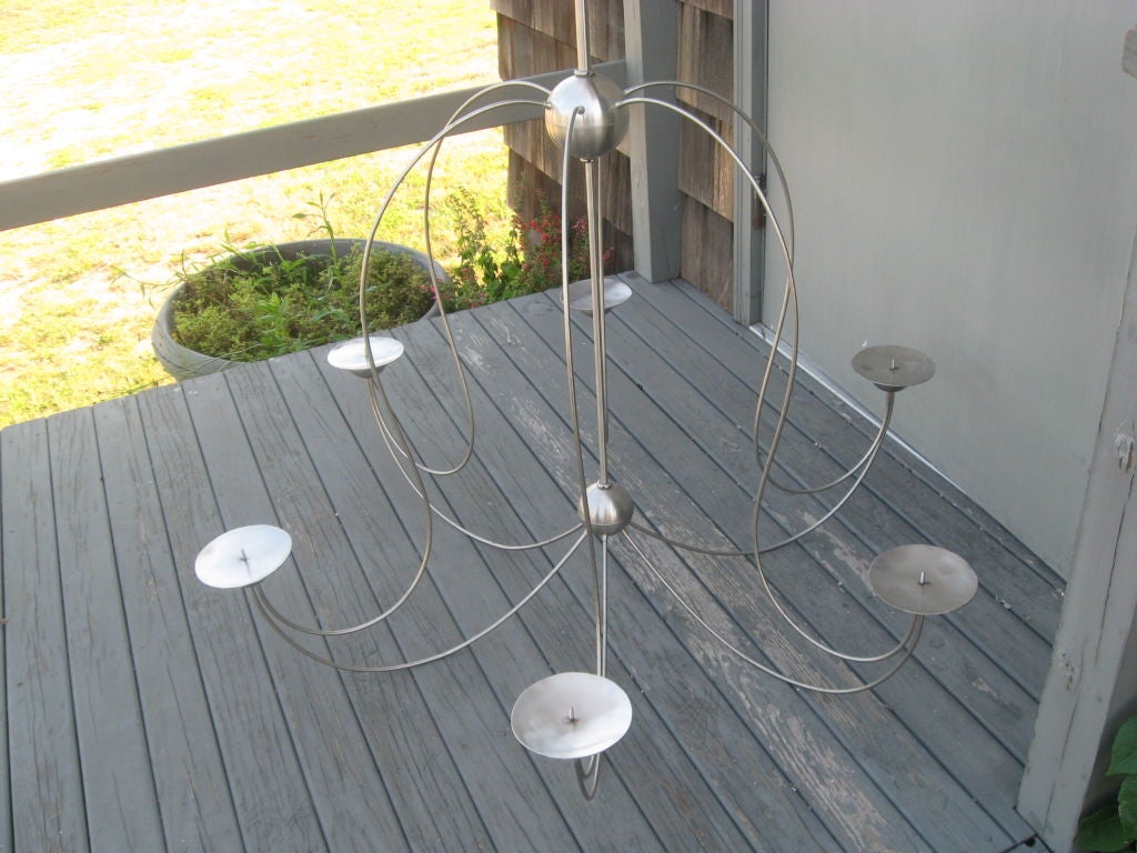 Lustre moderne à six bras chromé pour bougies 60x43 Bon état - En vente à Water Mill, NY