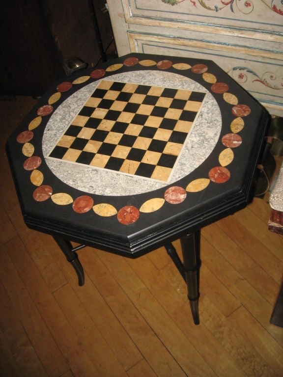 Paire de tables de jeu ou d'appoint octogonales en Pietra Dura sur pieds en ébénisterie de faux bambou - le motif de la bordure varie.