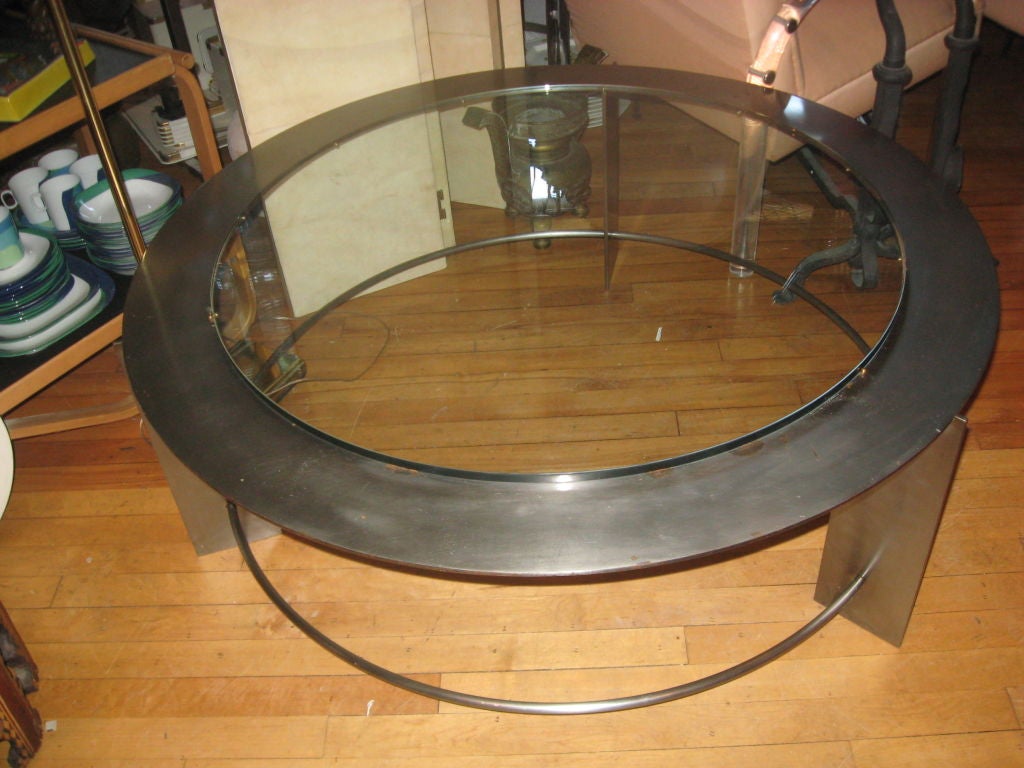 Table moderniste en acier forgé à la main, lavé à l'acide et en verre sur trois pieds. Brueton signé, conçu par Stanley Jay Friedman.