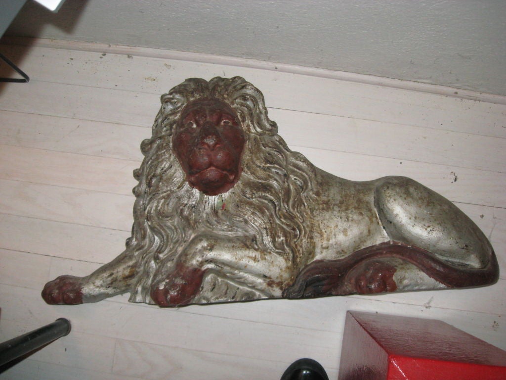 Tope de puerta o adorno de chimenea georgiano de hierro monumental con forma de león siglo XIX en venta