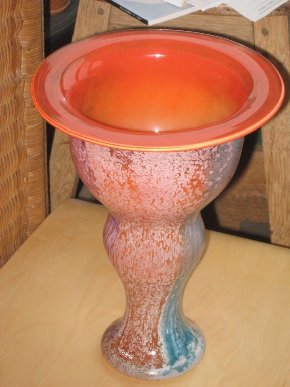 Handgeblasenes Kunstglas in gedeckten Orange-, Gelb-, Grün- und Violetttönen von Kosta Boda. Vom Künstler signiert und nummeriert.